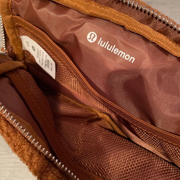 Fleece Belt-Bag Silver Hardware 1L NWOT - Picture 6 of 7